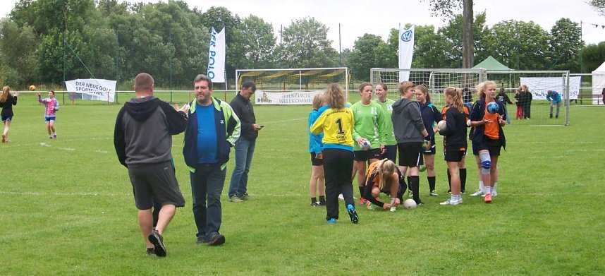 Premiere im Feldhandball