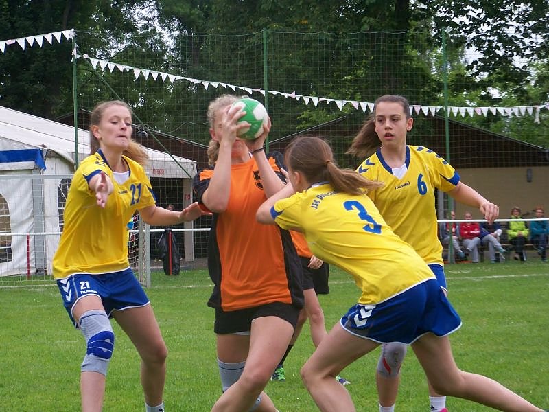Premiere im Feldhandball