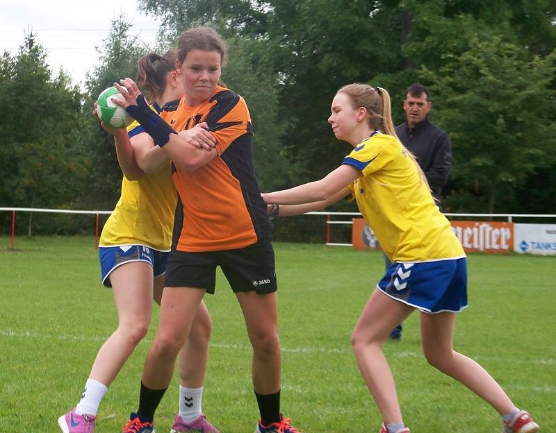 Premiere im Feldhandball