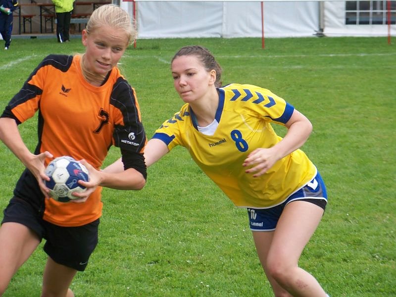 Premiere im Feldhandball