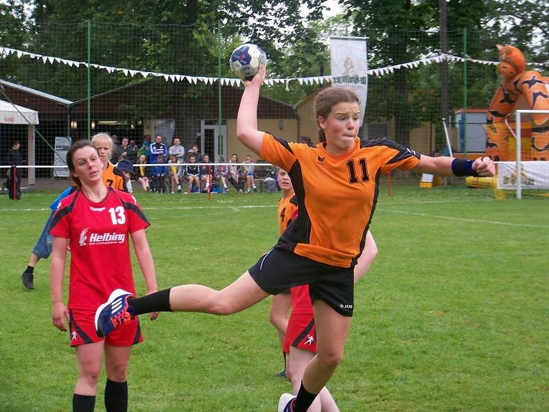 Premiere im Feldhandball