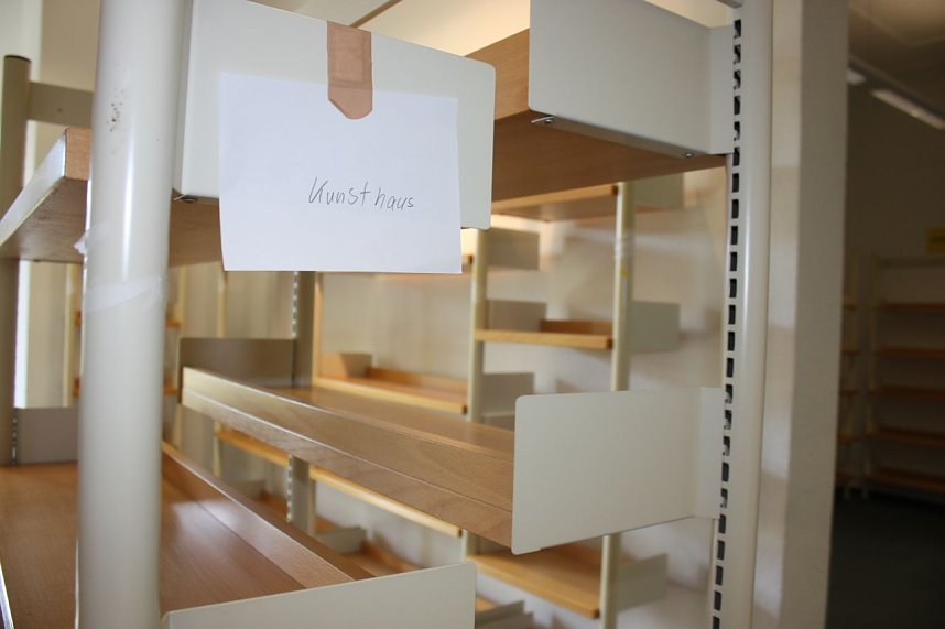 B&uuml;cherkette zum Umzug der Bibliothek