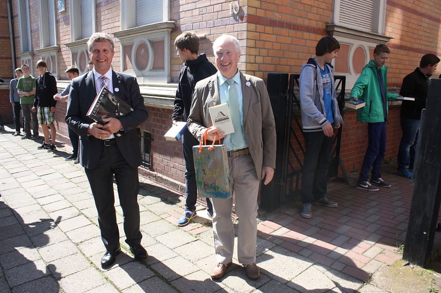 B&uuml;cherkette zum Umzug der Bibliothek