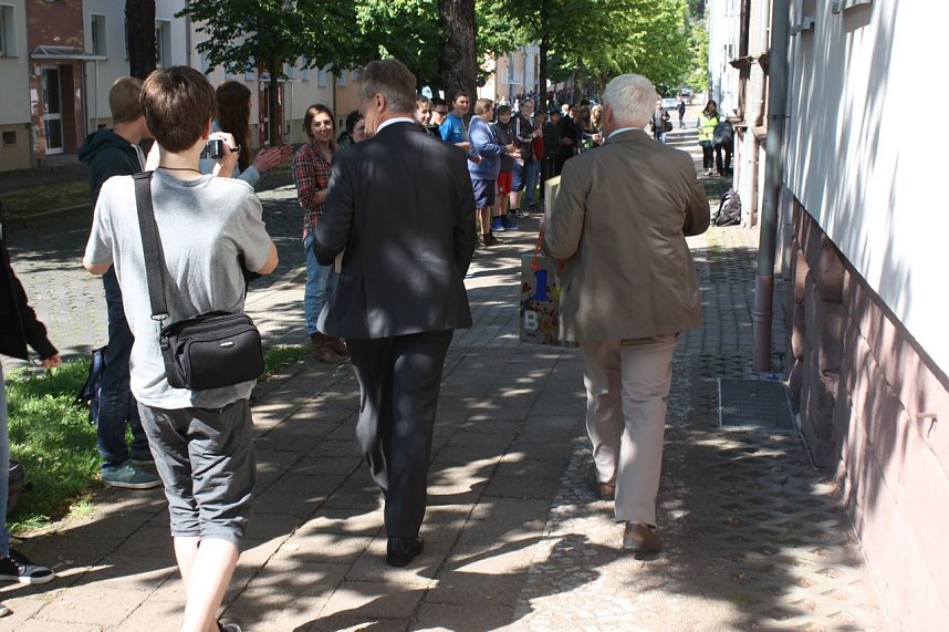 B&uuml;cherkette zum Umzug der Bibliothek