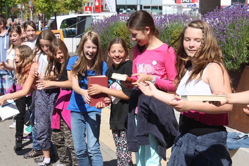 B&uuml;cherkette zum Umzug der Bibliothek
