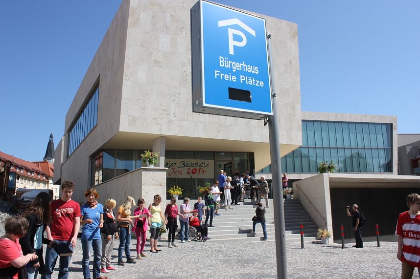 B&uuml;cherkette zum Umzug der Bibliothek