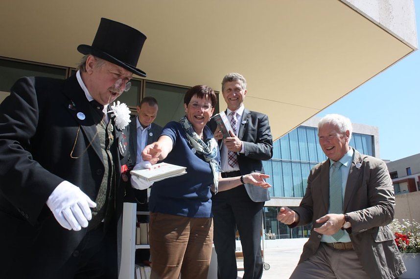 B&uuml;cherkette zum Umzug der Bibliothek