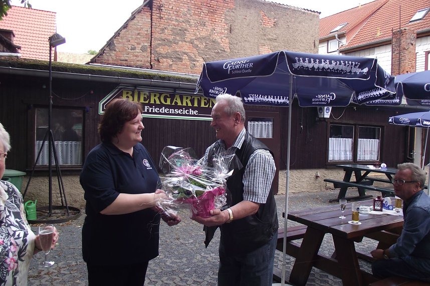 F&uuml;r Gastwirtin Steffi Holzheuer gab es zur Er&ouml;ffnung Blumen und Gl&uuml;ckw&uuml;nsche. Hier &uuml;berreicht ihr Lothar Neudeck vom Nordh&auml;user M&auml;nnerchor einen Strau&szlig;.