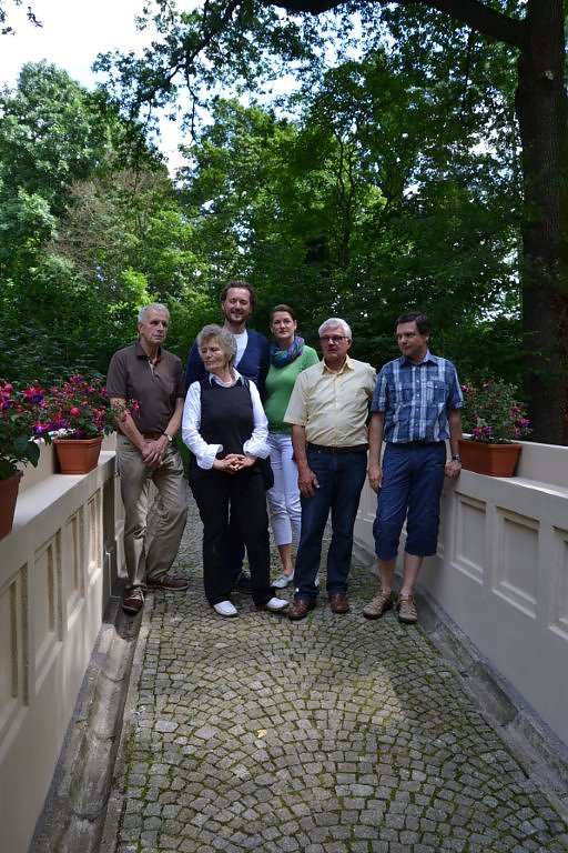 Bepflanzung der Verlobungsbr&uuml;cke mit Fuchsien. Ehepaar Domenik Richter (Sponsoren) und Mitglieder des Vorstands des F&ouml;rdervereins