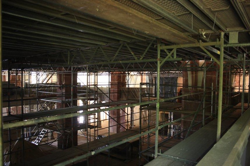 Im Innern eine Baustelle: Blasiikirche