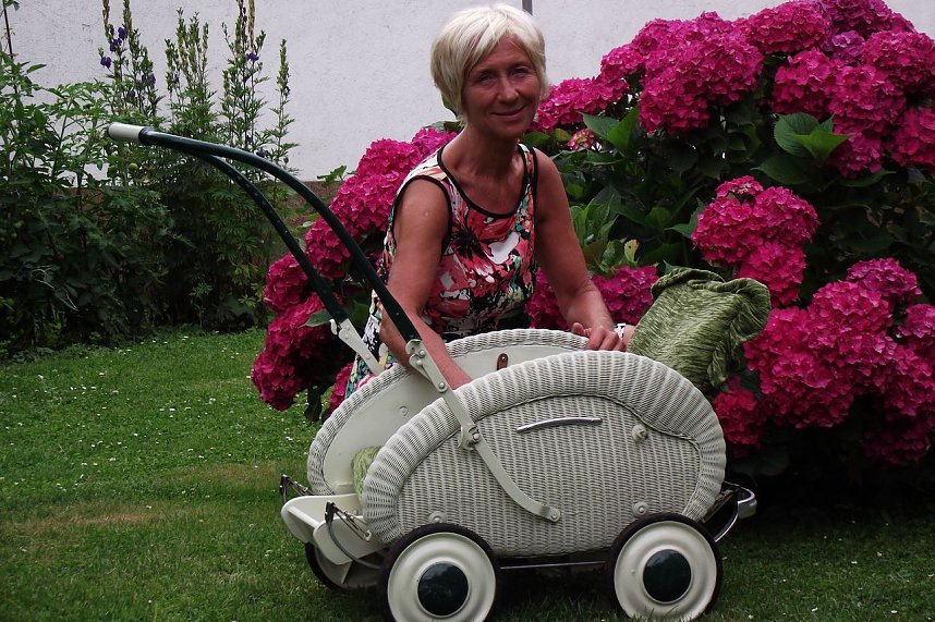 In diesem Kinderwagen hat Edith Junker schon als Baby gelegen. Er bekam einen Ehrenplatz  im Museum des Ehepaares. Sie h&auml;lt ihn in Ehren. 