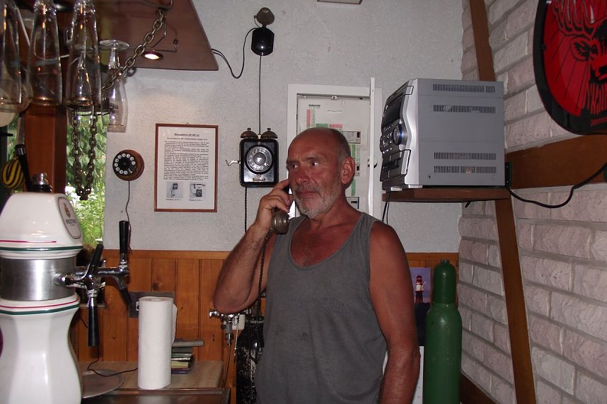 Dietmar Junker hintern Biertresen am Telefon. Ein uraltes St&uuml;ck aus dem 1919. Noch heute ist es dank des 59-J&auml;hrigen noch voll funktionst&uuml;chtig. 