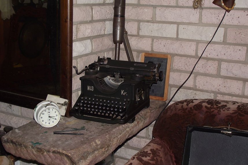 Wie vieles andere auch ist diese Schreibmaschine Olivetti auch heute noch zu gebrauchen. Vor vielen Jahrzehnten tat sie einmal Tag f&uuml;r Tag ihre guten Dienste