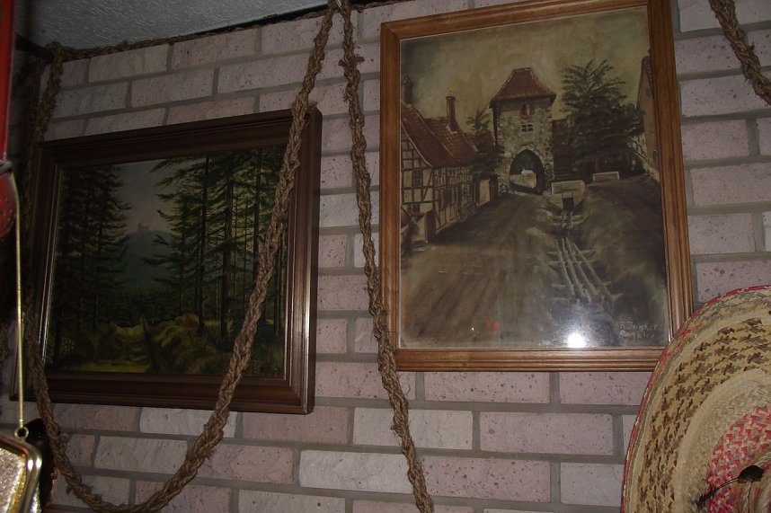 Diese Wandbilder malte 1922 Richard Junker, der Gro&szlig;vater des heutigen Hausherren Dietmar Junker. Brockenblick das eine, das andere zeigt das Obertor im Ort.