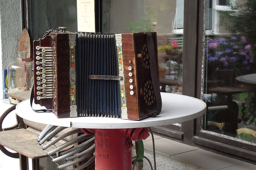 Uralt ist diese Ziehharmonika, im Volksmund auch Zerwanst oder Quetschkommode genannt. Wer sie einst zu feierlichen Anl&auml;ssen bediente, ist nicht bekannt. 