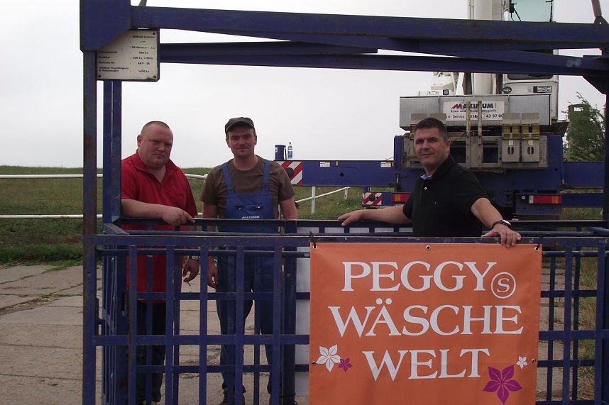 Marcel Leopold, Matthias Stein und Lutz Kaufmann von der Firma MaxiMum sorgten mit einem Kran f&uuml;r eine Attraktion. Bis 45 Meter hoch konnte man sich hieven lassen.