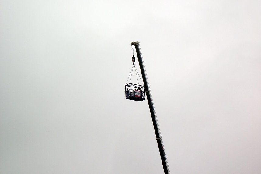 Bis in eine H&ouml;he von 45 Metern konnte sich jeder, der keine H&ouml;henangst versp&uuml;rte, in die L&uuml;fte hieven lassen. Eine Attraktion auf dem Bergr&uuml;cken zwischen Herreden und Hochstedt.