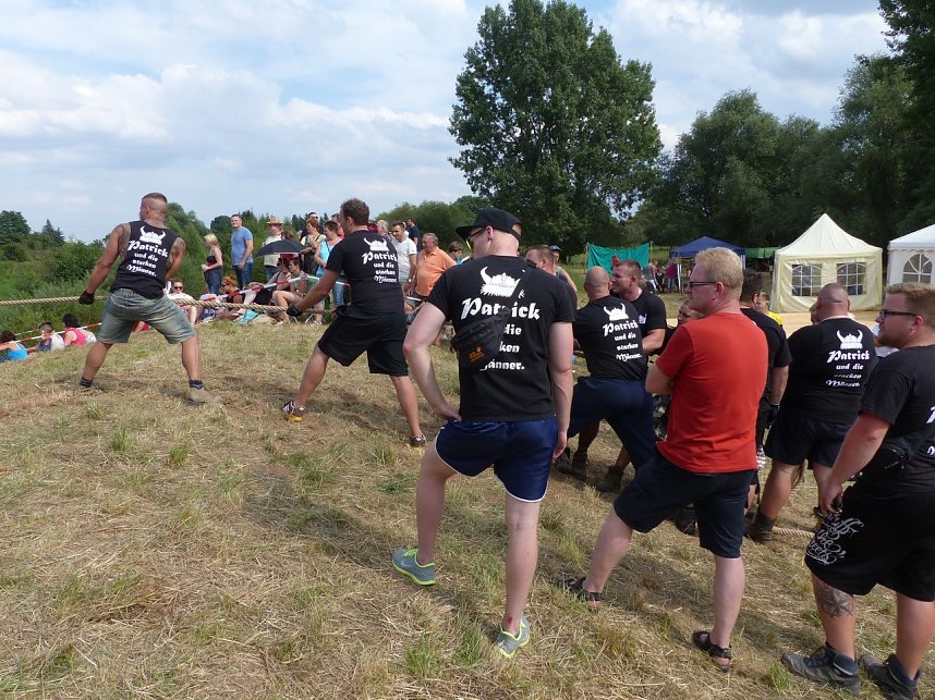 Tauziehen an der Helme