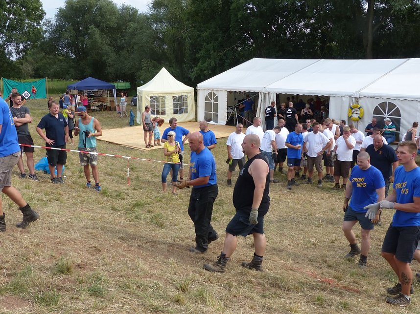 Tauziehen an der Helme