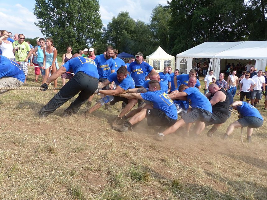 Tauziehen an der Helme