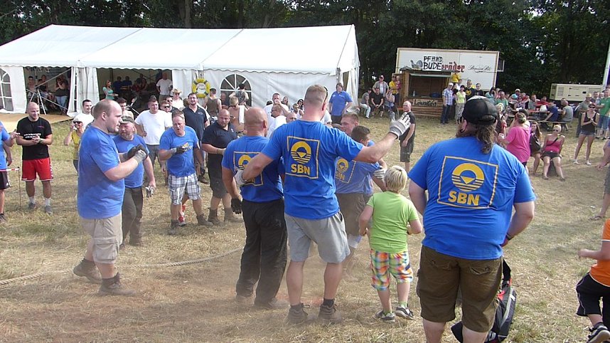 Tauziehen an der Helme