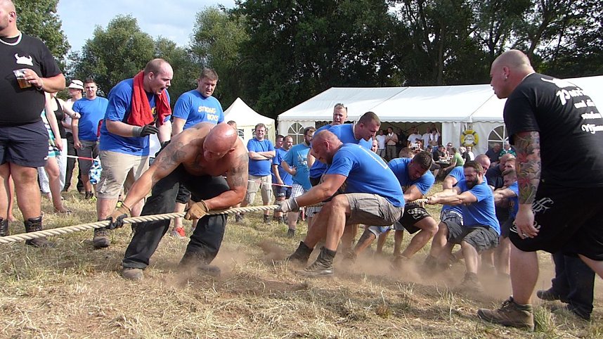 Tauziehen an der Helme