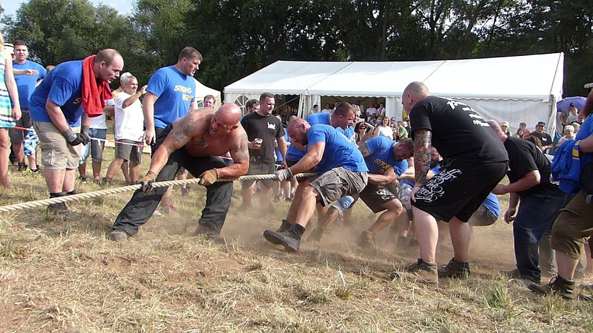 Tauziehen an der Helme