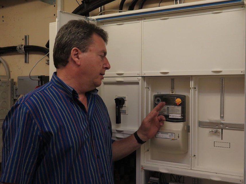 Jochen Herms pr&uuml;ft die Einspeisung der Photovoltaikanlage