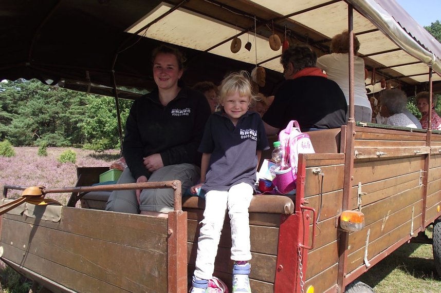 Ulrike Reuter mit Nichte Juni Schanz auf dem Kutschbock eines der Planwagen, die durch die Heide f&uuml;hrten.