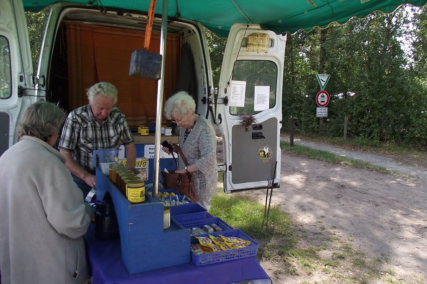 Heidehonig sei etwas ganz Besonderes, meinte die Reiseleiterin. Unterwegs war Gelegenheit, die K&ouml;stlichkeit zu erwerben.