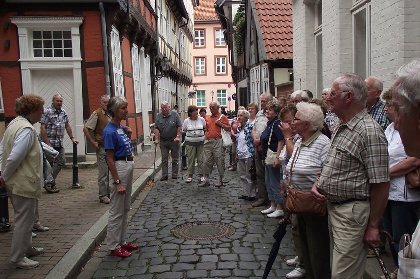 Reiseleiterin Ingrid Hintz wusste viel Interessantes &uuml;ber die Stadt Celle, die L&uuml;neburger Heide und den Heimatdichter Hermann L&ouml;ns zu erz&auml;hlen.