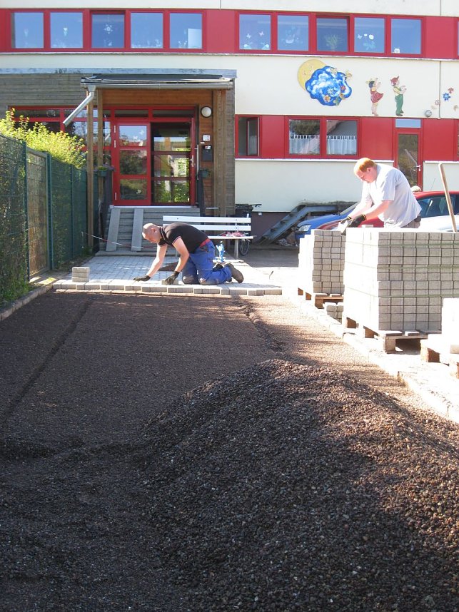 Gro&szlig; hilft Klein