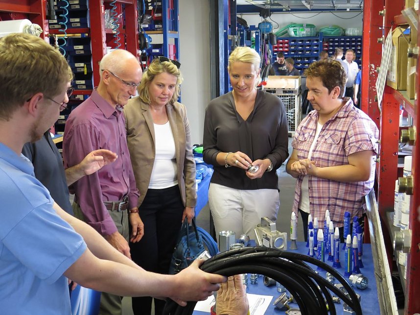 Vizelandr&auml;tin Jutta Krauth beim Betriebsrundgang