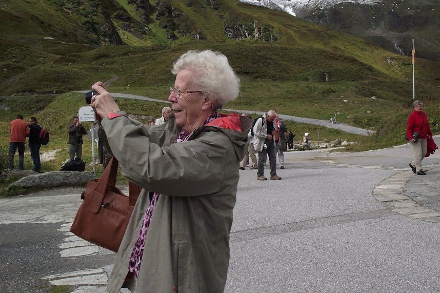 Hannelore Gundermann bei�ihrer�Lieblingsbesch&auml;ftigung. Wo�sie�auch hinkam, sie z&uuml;ckte immer wieder die Kamera.