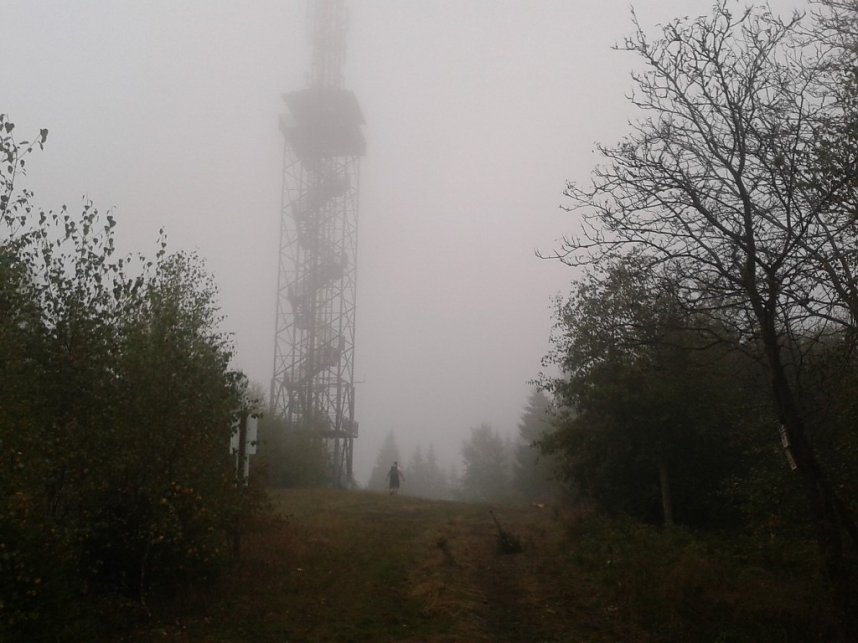 Der Carlshausturm (626 m, Stempel 51) im Nebel
