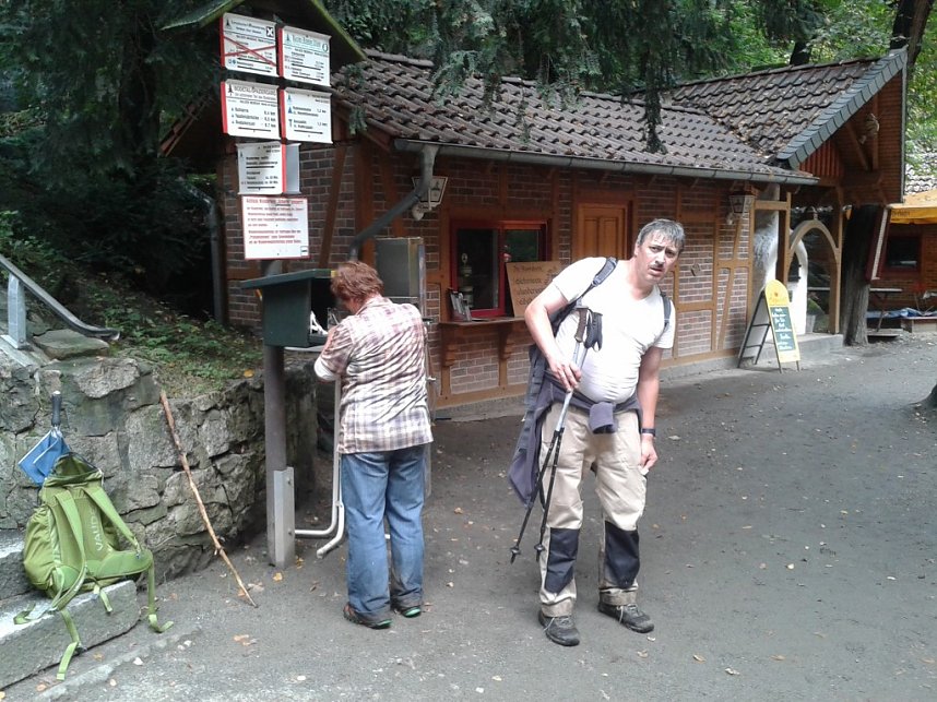  Katrin Behrend und Oliver Mieth rund 24 Stunden sp&auml;ter am vorletzten Stempel, 178, im Hirschgrund unterhalb der Ro&szlig;trappe, km 95