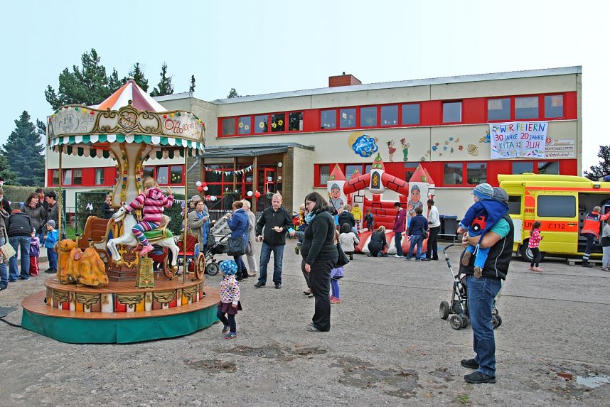Doppelter Wirbelwind: Beim Kinderfest freuten sich Gro&szlig; und Klein &uuml;ber Karussell, Zuckerwatte, H&uuml;pfburg und Tombola.