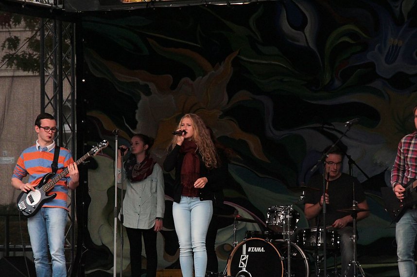 Musik und Artistik auf dem Theaterplatz