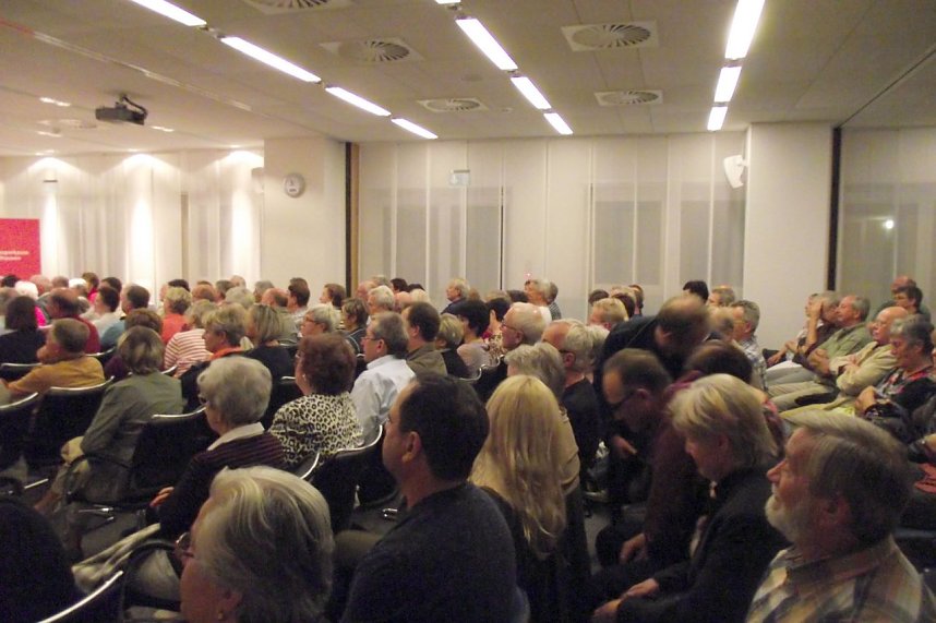 An die 200 Besucher waren in den prall gef&uuml;llten Konferenzraum der Kreissparkasse gekommen, um Sergej Lochthofen, der herzlich begr&uuml;&szlig;t wurde, zuzuh&ouml;ren. Er stellte sein neues Werk vor.