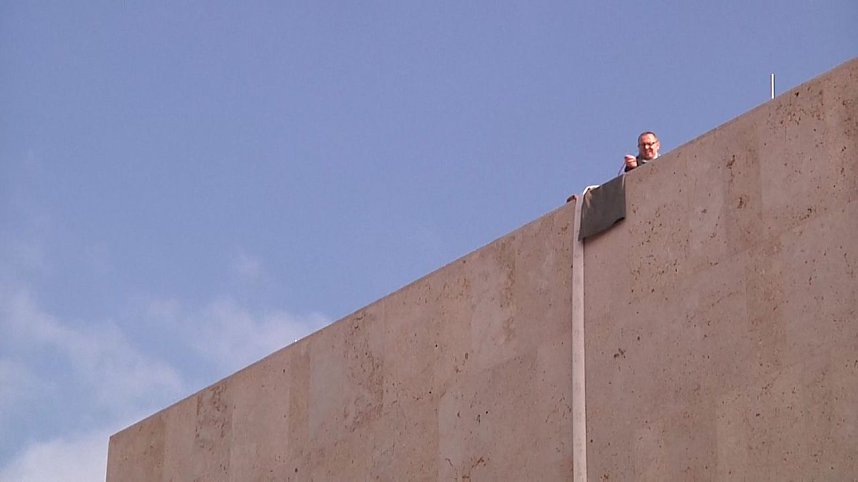 30.000 Liter Wasser wurden auf das Dach der neuen Bibliothek gepumpt