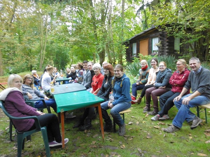 Studierende beim Arbeitseinsatz im Park Hohenrode