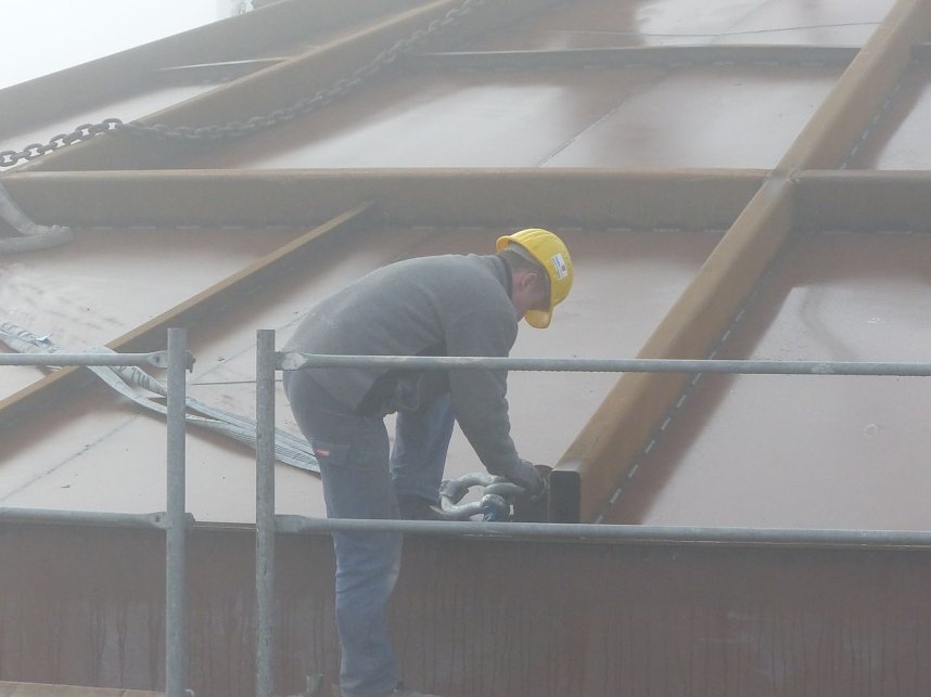 Der Deckel wird draufgesetzt