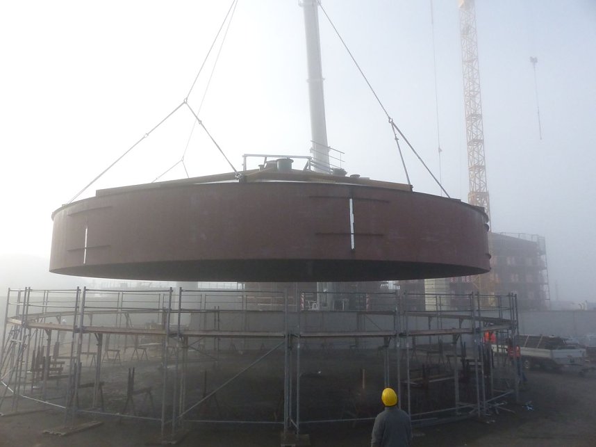 Der Deckel wird draufgesetzt