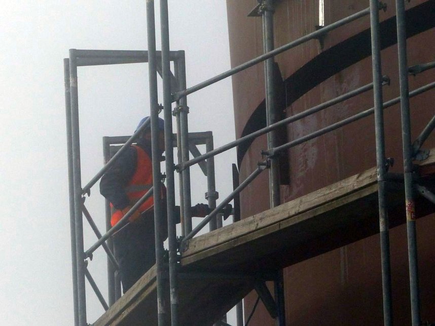 Der Deckel wird draufgesetzt