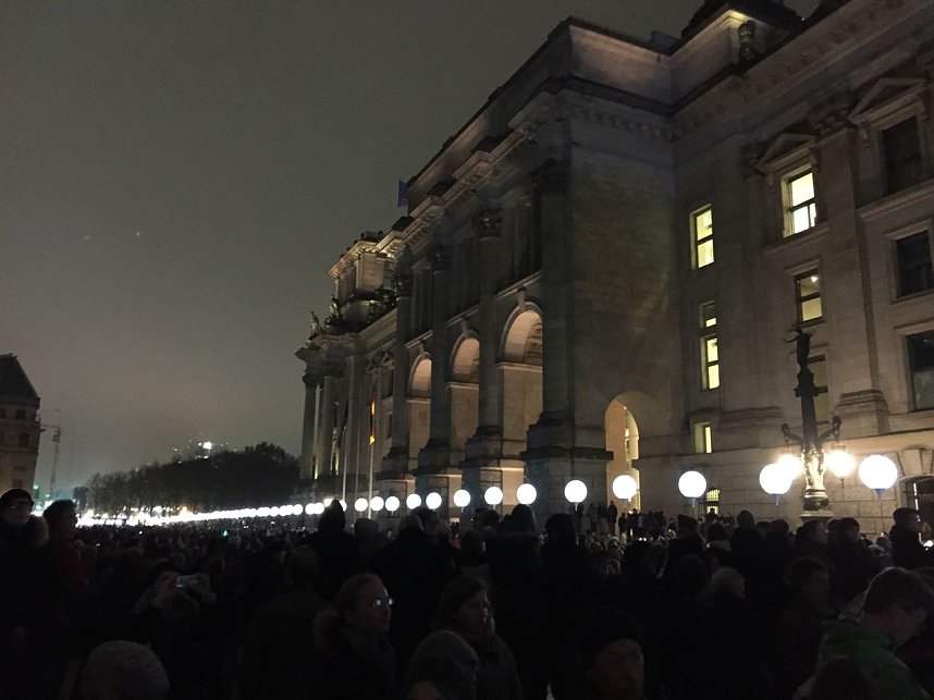 Die Mauer geht in die Luft