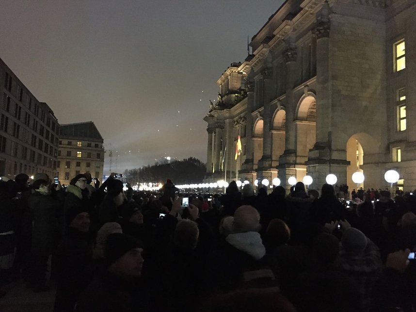 Die Mauer geht in die Luft