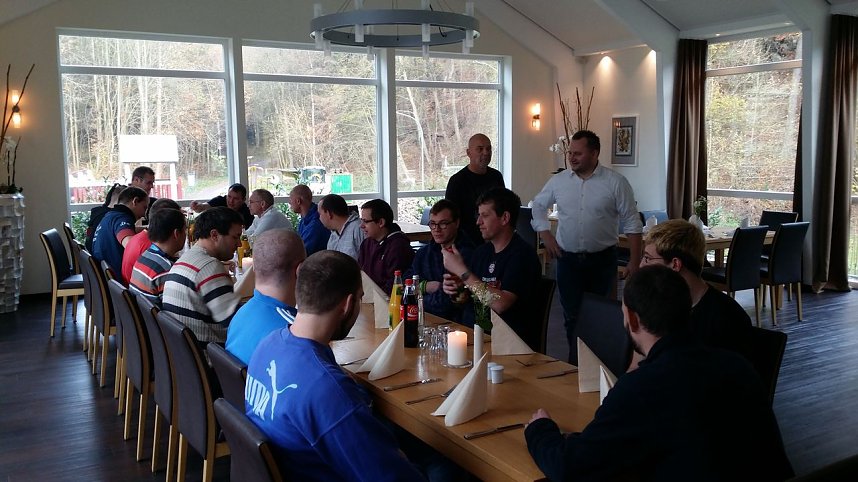 G&auml;nseschmaus in der "Kalkh&uuml;tte" als Dank f&uuml;r sportliche Leitung der Nordth&uuml;ringer Lebenshilfe.