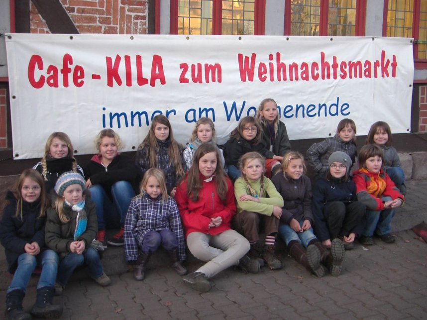 Der Handwerkermarkt vor der Blasii Kirche ist die Alternative zum Trubel auf dem Weihnachtsmarkt vor dem Theaterplatz