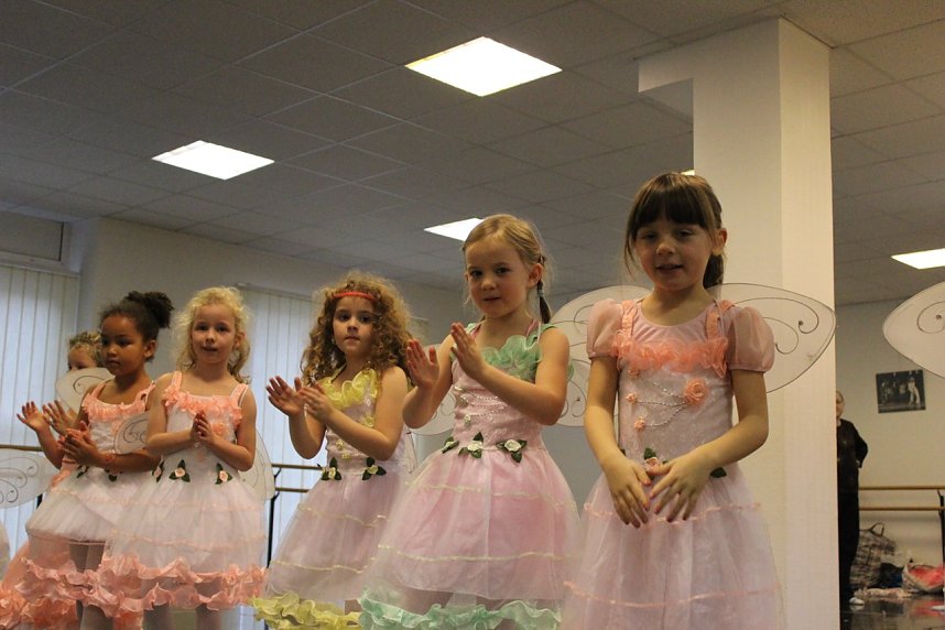 Die Eleven des Tanzstudios Radeva &uuml;ben die "Schneek&ouml;nigin" ein