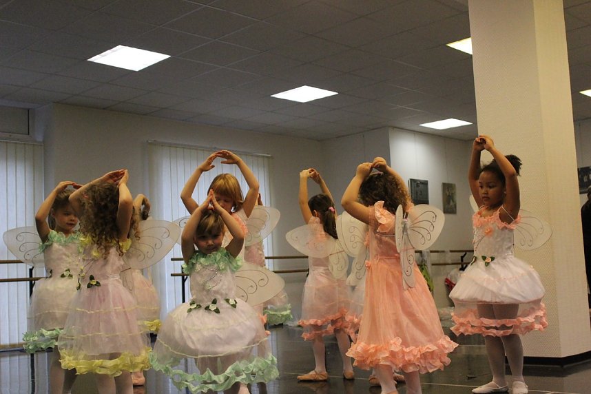 Die Eleven des Tanzstudios Radeva &uuml;ben die "Schneek&ouml;nigin" ein